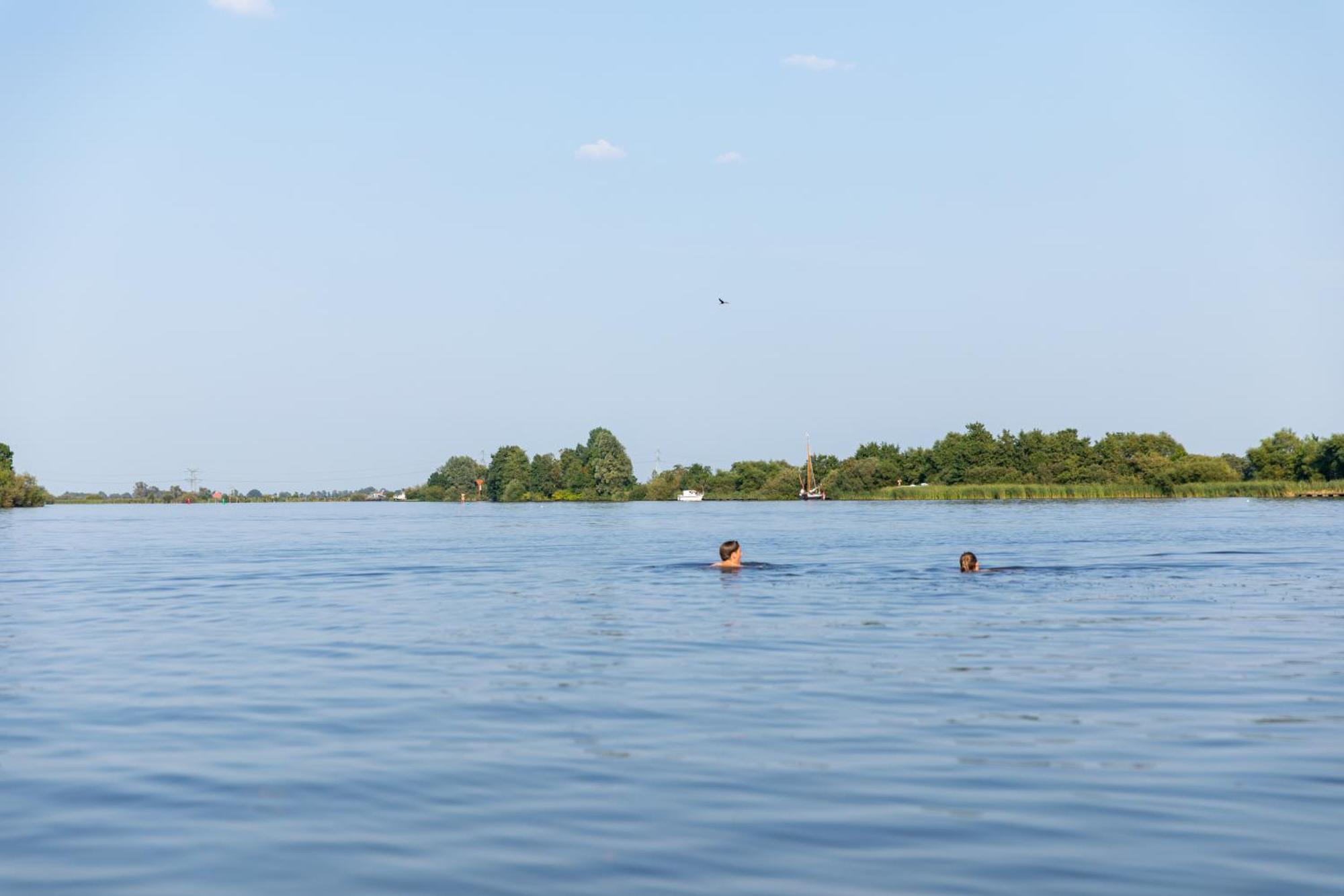 Waterpark Oan 'E Poel Bij Sneekermeer Terherne Esterno foto